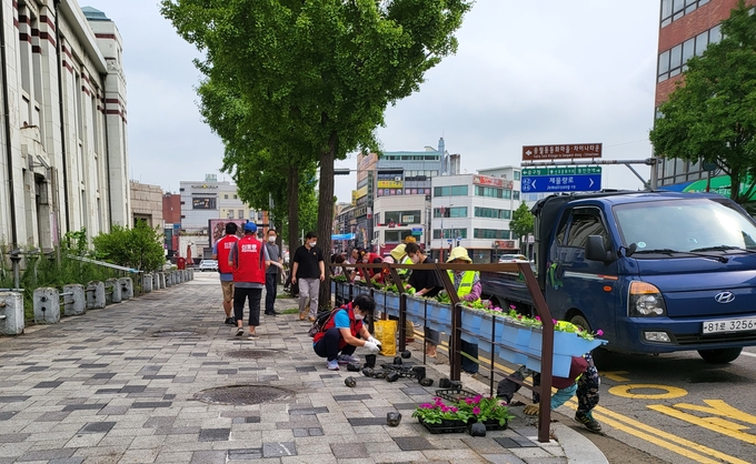 중구 신포역 일원에 주민참여 경관개선 사업으로 가을꽃 화분을 식재하고 있다. ( 사진 = 중구 제공 )