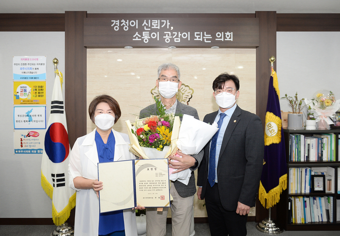 파주시의회가 남동우 건축행정팀장을 이달의 칭찬공무원으로 선정해 표창한 뒤 기념촬영을 하고 있다. (사진=파주시의회 제공)