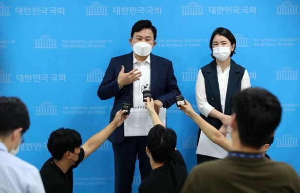 국민의힘 원희룡 대선 예비후보가 30일 오전 국회 소통관에서 지난 10년간 본인과 가족 등 직계존비속 재산 공개를 마친 뒤 질의응답을 하고 있다. 사진= 연합뉴스 