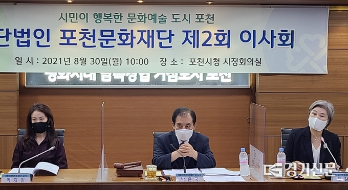 제갈현 대표이사가 참석자를 소개하고 있다. (왼쪽부터 박지이 감사, 박윤국 이사장, 제갈현 대표) (사진=문석완 기자)