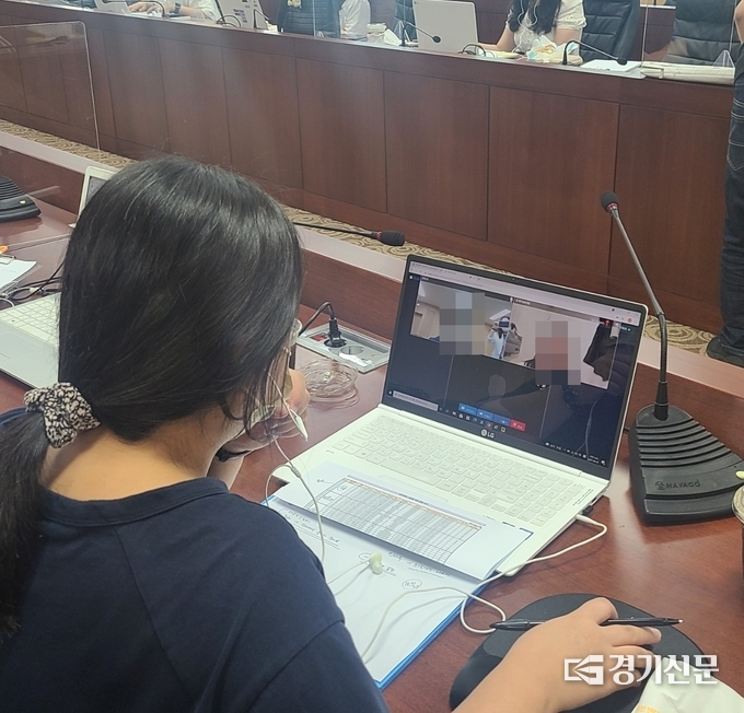 온라인 면접을 위해 한 면접관이 컴퓨터 앞에 앉았다. (사진=포천교육지원청 제공)