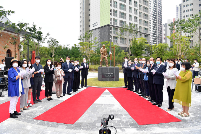 30일 옛 가나안 농군학교를 활용해 조성한 미사 역사일가공원에 일가기념관과 도서관이 문을 열었다. 개관 기념식 하남시 제공