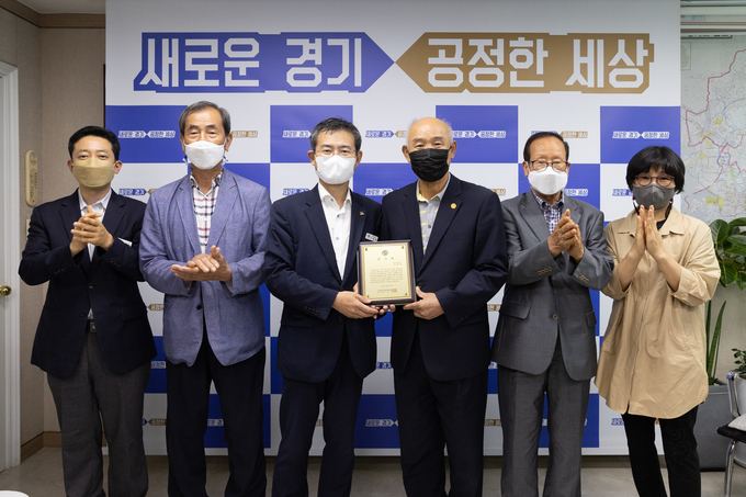 한국원폭피해자협회, 경기도에 감사패 전달 (사진 = 경기도 제공)