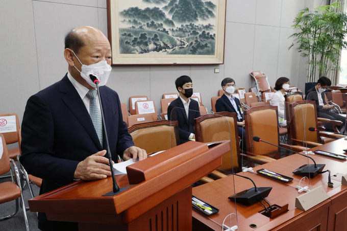 송두환 국가인권위원장 후보자가 30일 서울 여의도 국회 운영위원회에서 열린 인사청문회에서 인사말하고 있다. 사진= 연합뉴스