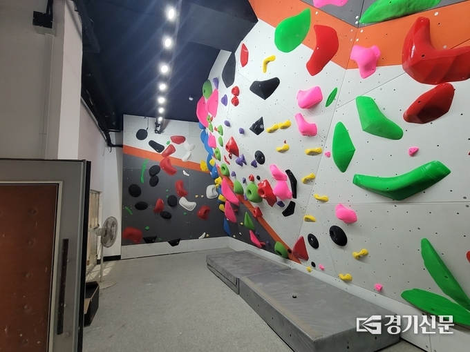 소흘국민체육센터 실내인공암벽장의 볼더링장 (사진=포천시 제공)