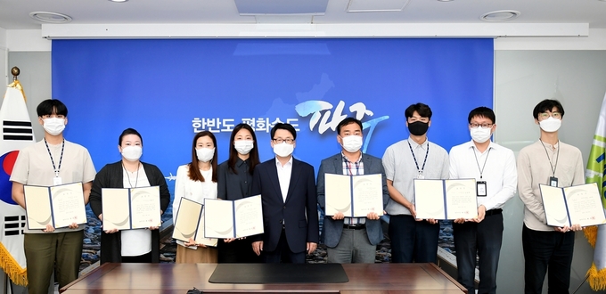 파주시 민원친절 우수선정 공무원들과 최종환 시장(왼쪽 다섯번째)이 기념촬영을 하고 있다. (사진=파주시 제공)