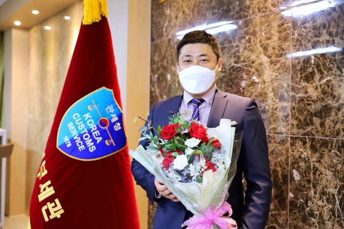 8월의 인천세관인에 선정된 봉하국 관세행정관. ( 사진 = 인천세관 제공 )
