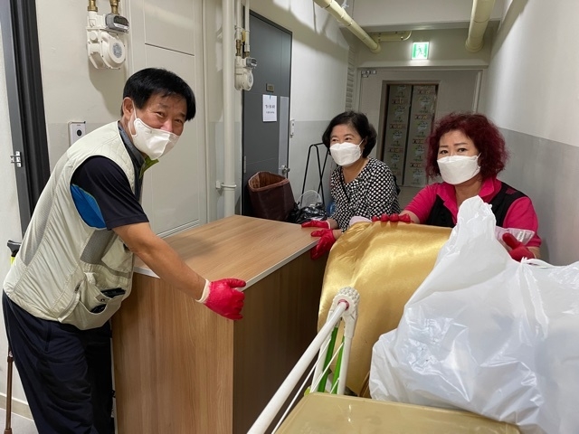 구리시 수택3동지역사회보장협의체는 지난 30일 독거어르신 행복주택 입주 이사 지원하고 있다. (사진=구리시 수택3동지역사회보장협의체 제공)