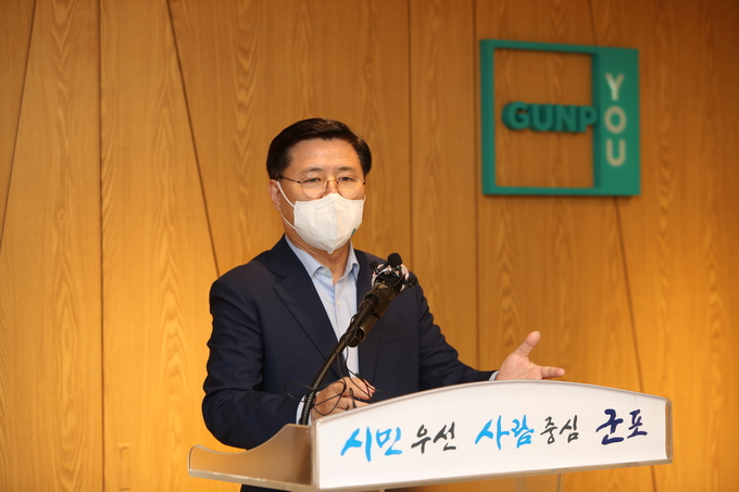 한대희 시장이 정부의 신규 공공택지 추진계획과 관련한 기자회견을 갖고, 정부에 대한 요구사항과 시의 대책을 설명하고 있다.