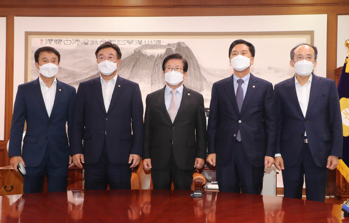 더불어민주당 윤호중 원내대표(왼쪽 두 번째)와 국민의힘 김기현 원내대표(오른쪽 두 번째)가 31일 오전 서울 여의도 국회의장실에서 박병석 국회의장 주재로 회동하며 기념촬영을 하고 있다. 왼쪽부터 더불어민주당 한병도 원내수석부대표, 윤호중 원내대표, 박병석 국회의장, 국민의힘 김기현 원내대표, 추경호 원내수석부대표 (사진=연합뉴스)