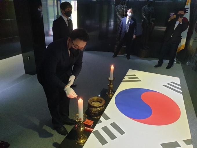 김성원 국민의힘 경기도당위원장이 31일 오전 수원시 팔달구 인계동 현충탑에서 참배와 함께 공식적인 업무를 시작했다. (사진= 국민의힘 경기도당)