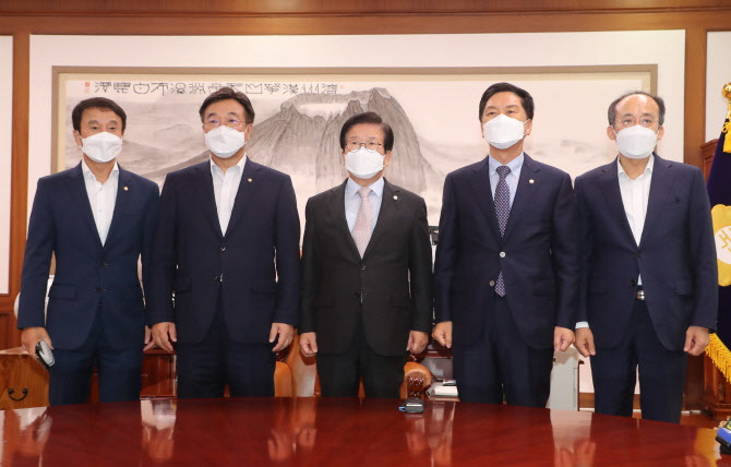 더불어민주당 윤호중 원내대표(왼쪽 두 번째)와 국민의힘 김기현 원내대표(오른쪽 두 번째)가 31일 오전 서울 여의도 국회의장실에서 박병석 국회의장 주재로 회동하며 기념촬영을 하고 있다.(사진=연합뉴스) 