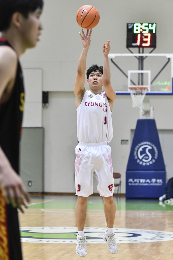 경희대학교 출신 김준환이 지난해 프로 진출 실패의 아픔을 딛고 2021 KBL 국내 신인 선수 드래프트 실기 테스트에 나선다. (사진=한국대학농구연맹 제공)