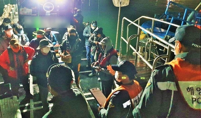 중부해경 단속반이 낚시어선을 대상으로 규정위반 여부 등 점검을 실시하고 있다. ( 사진 = 중부해경 제공 )