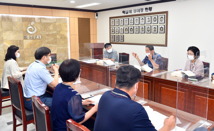‘2022년 예산편성 주요업무계획 보고회’를 신욱호 부시장 주재로 개최하면서 예산투자 사업의 우선순위를 협의했다. (사진=하남시 제공)