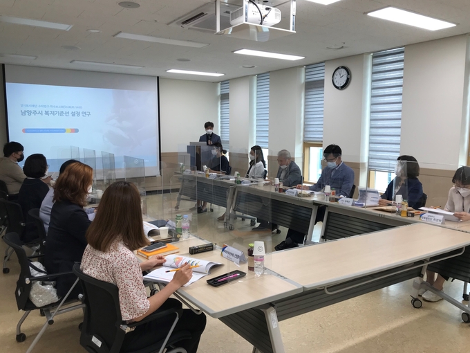 남양주시복지재단은 지난달 30일 다산행정복지센터 소회의실에서 정책 연구 사업 중 하나인 ‘남양주시 복지기준선 설정’에 대한 용역 착수보고회를 개최했다. (사진=남양주시복지재단 제공)