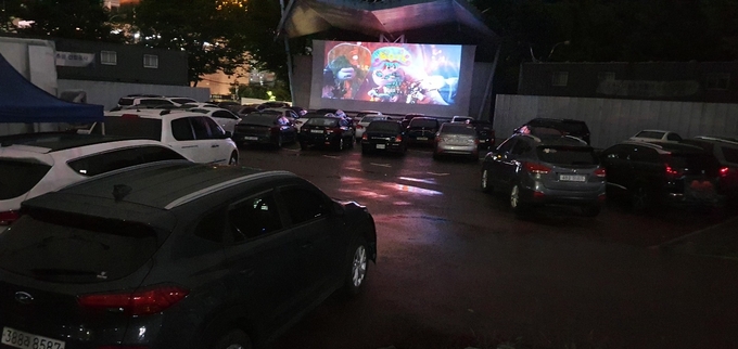 군포시민들이 군포시청 다목적 운동장에서 자동차극장 영화산책을 즐기고 있다. (사진=군포시 제공)