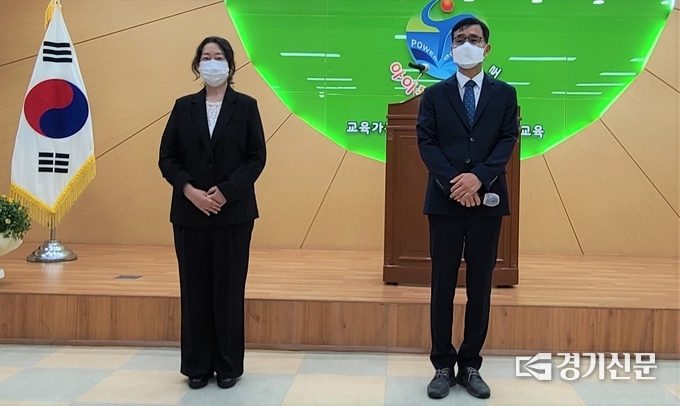 김민규 교육과장(오른쪽)과 이윤진 장학사도 오늘부터 포천교육지원청에서 일하게 되었다. (사진=문석완 기자)