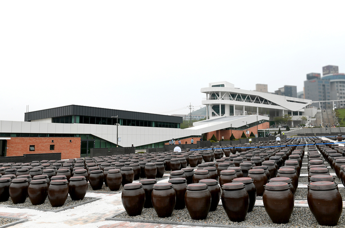 파주장단콩웰빙마루가 준공을 마치고 본격운영을 준비중인 가운데 장류를 숙성할 항아리들이 놓여있다./파주시제공