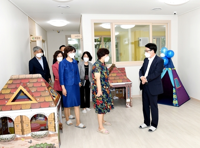 최종환 파주시장이 새로 문을 연 시립어린이집을 방문해 현장을 확인하고 있다. (사진=파주시 제공)