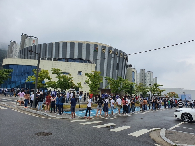 광주시가 코로나19 4차 대유행 방역상황에 대비해 외국인 등 긴급대상자 등에게 얀센 백신을 자율접종하고 있다. (사진=광주시 제공)