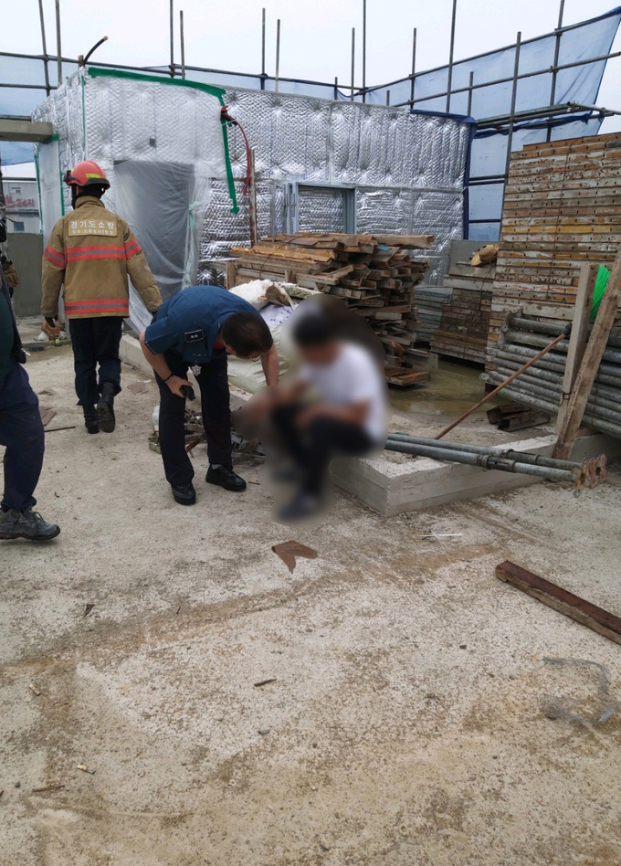 파주경찰서 경찰관이 극단적 선택하려던 시민을 설득해 안심시키고 위로하고 있다. (사진=파주경찰서 제공)