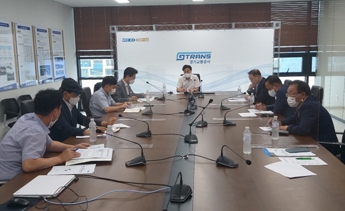 가평군의회가 경기교통공사를 방문해 가평지역 시내버스 현안 사항을 점검하고 있다.. (사진=가평군의회 제공)