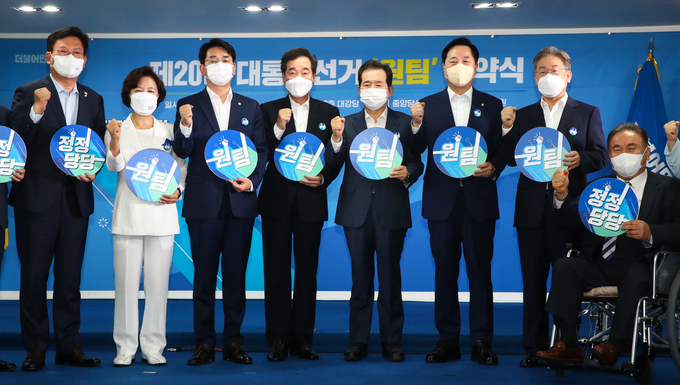 더불어민주당 선거관리위원회는 28일 오전 8시 여의도 당사에서 '제20대 대통령선거 원팀 협약식'을 개최했다. (사진=연합뉴스 제공)