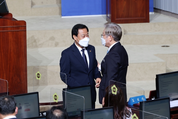경기도의회 제354회 임시회 제2차 본회의에 앞서 이재명 경기도지사와 장현국 도의장이 인사를 나누고 있다(사진=경기도의회 제공)