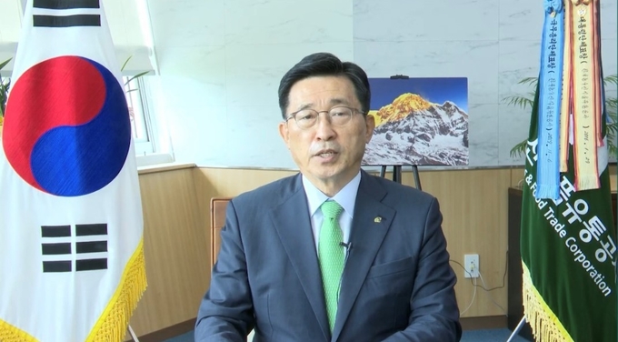 김춘진 aT사장이 중국 현지에서 진행된 웨비나에 참석해 인사말을 전하고 있다. ( 사진 = aT인천본부 제공 )