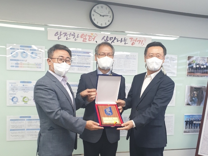 한국전력 경기본부에 감사패 수여. (왼쪽부터) 정기봉 전국전력노동조합 경기지부 위원장, 박용주 경기남부보훈지청장, 김갑순 한국전력공사 경기본부장이 참석했다. (사진=경기남부보훈지청 제공)
