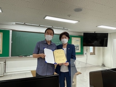 안양시의회 최병일 보사환경위원장이 대안여자중학교로부터 감사장 받고 있다. (사진=안양시의회 제공)