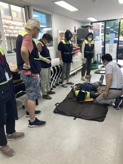 안양 경기행복마을 관리소가 전문강사를 초빙해 주민대상 심폐소생술 교육을 갖고 있다. (사진=안양 경기행복마을관리소 제공)
