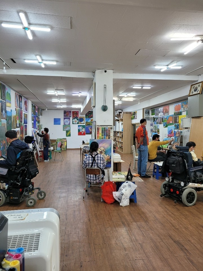 ㈔소울음아트센터는 이정옥 씨 등 회원 4명이 제31회 대한민국 장애인미술대전에서 수상의 영광을 안았다. (사진=안양시 제공)