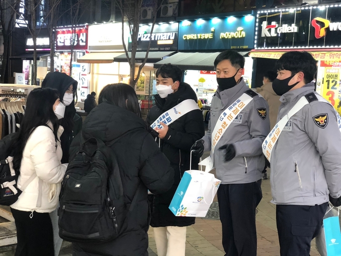 파주시 청소년안전망팀이 청소년 안전을 위해 활동하고 있다. (사진=파주시 제공)