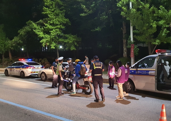 안양동안경찰서는 안양시교통안전공단과 합동으로 이륜차 법규 위반행위를 단속했다. (사진=안양동안경찰서 제공)