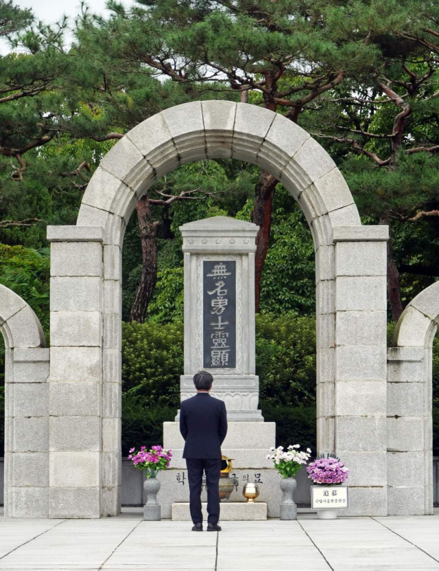 김동연 전 경제부총리가 1일 서울 국립현충원을 방문해 무명용사의 탑을 참배하고 있다. 사진=김동연 캠프 제공 