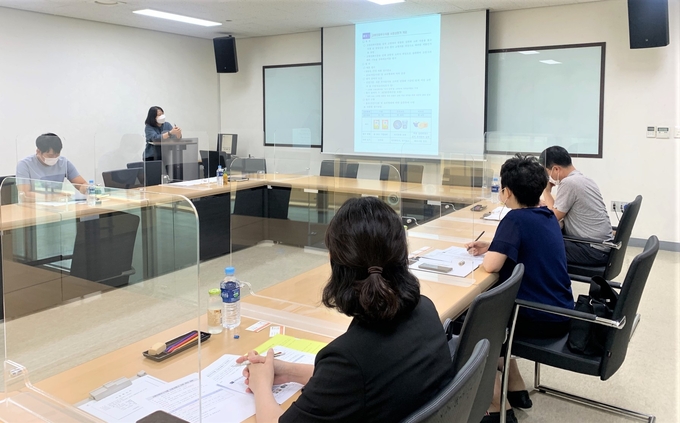 을지대학교 식품 관련 학과 교수진과 성남 식품연구개발지원센터 센터장 등이 참석한 가운데 자문회의가 진행되고 있다. (사진=성남시니어산업혁신센터 제공)