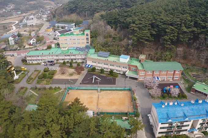 야구부가 창단되는 덕적고 전경. 중학교와 함께 있다. ( 사진 = 인천교육청 제공 )
