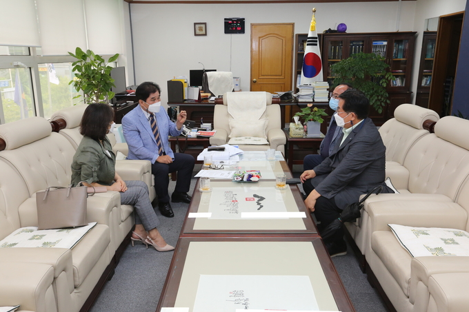 안양시의회가 더불어민주당 지역위원회 관계자 들과 간담회 개최하고 있다. (사진=안양시의회 제공)