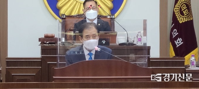 박윤국 포천시장이 신임 국·과장을 소개하고 있다. (사진=문석완 기자)