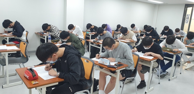 인하항공직업전문학교 학생들이 부사관 시험 모의고사를 치르고 있다. ( 사진 = 인하항공직업전문학교 제공 )