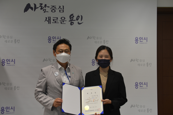 용인시 문화도시 총괄기획자로 위촉된 이소연씨(사진 오른쪽)와 오후석 용인시 제1부시장(왼쪽). (사진=용인시 제공)