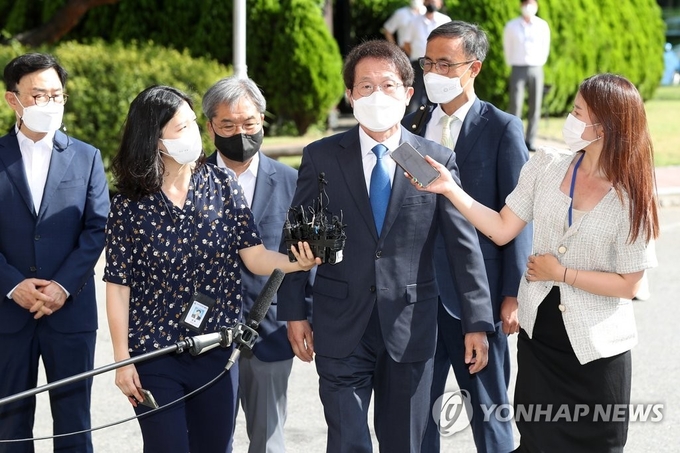 해직교사 부당 특별채용 의혹을 받는 조희연 서울시교육감이 지난 7월 27일 오전 정부과천청사 고위공직자범죄수사처(공수처)에 출석하고 있다. (사진=연합뉴스)