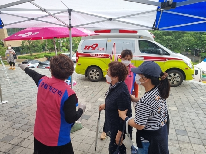 파주 코로나19 백신접종 현장에서 자원봉사자들이 시민들을 안내하고 있다. (사진=파주시 제공)