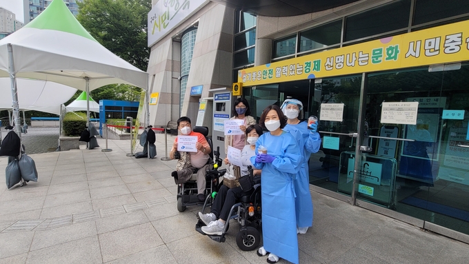 구리시 장애인자립생활센터는 지난 8월 26일부터 9월 30일까지 주 2회, 코로나19 의료진에 커피 전달하고 있다. (사진=구리시 제공)