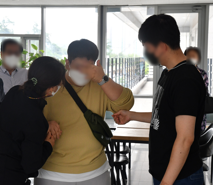 28년 만에 만난 가족들이 남양주남부경찰서에서 만나고 있다.( 사진=남양주남부경찰서 제공)