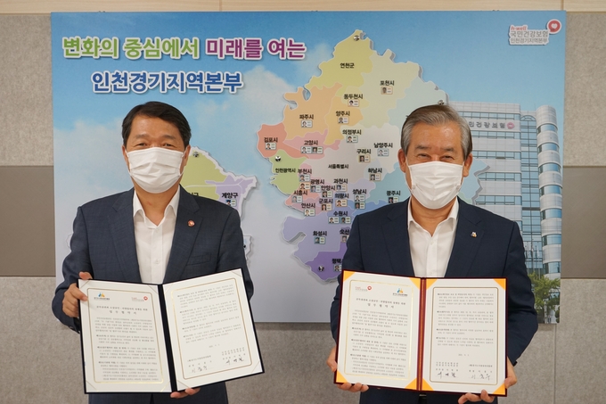 3일 경기 수원시 국민건강보험공단 인천경기지역본부에서 ‘골목상권과 소상공인·자영업자의 상생을 위한 업무협약(MOU)’을 체결한 서명철 국민건강보험공단 인천경기지역본부장(사진 왼쪽)과 이홍우 경기도시장상권진흥원장(오른쪽)의 모습. (사진=국민건강보험공단 인천경기지역본부 제공)