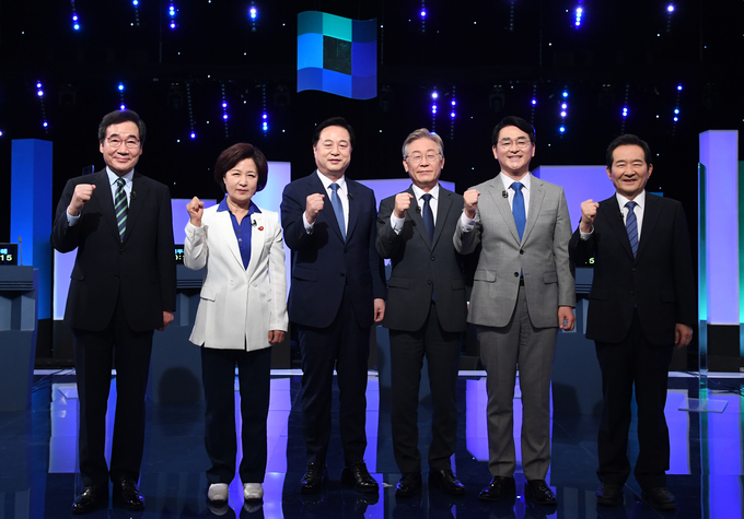본경선 3차 TV토론에 앞서 기념촬영하는 민주당 대선 예비후보들 (사진=연합뉴스/자료사진)