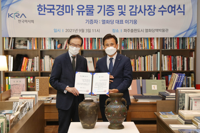  왼쪽부터 이기웅 열화당 대표이사, 송철희 한국마사회 회장 직무대행.(사진=한국마시회 제공)<br>
